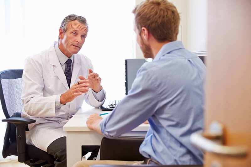 Mann informiert sich beim Arzt über Prostataentzündung